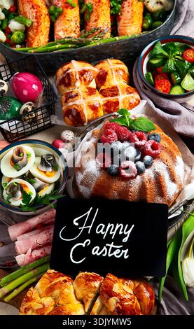 Im Ofen gebratener Lachs mit grünen Bohnen und Spargel zum Osterbrunch oder Abendessen auf hellem Hintergrund. Draufsicht. Stockfoto