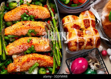 Im Ofen gebratener Lachs mit grünen Bohnen und Spargel zum Osterbrunch oder Abendessen auf hellem Hintergrund. Draufsicht. Stockfoto