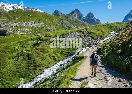 FRANKREICH, SAVOIE (73), WANDERER AUF DEM WANDERWEG GR55 UND DEM FLUSS GLIERE IM NATIONALPARK VANOISE Stockfoto