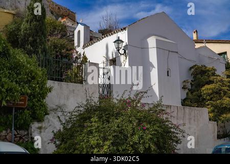 Heilige Kirche des Heiligen Georg des Felsens, Agios Georgios tou Rokkou. Malerische weiß getünchte Kirche im Kykladen Anafiotika Viertel, Athen, Gr Stockfoto