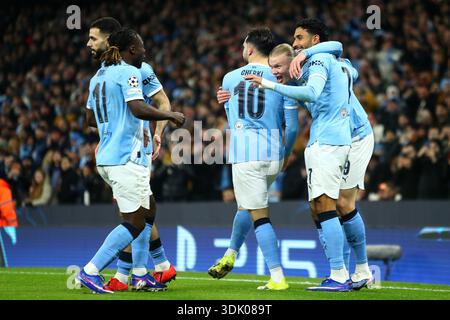 Manchester, Großbritannien. Januar 2026. Erling Haaland aus Manchester City erzielt ein TOR 1-0 und feiert mit Jérémy Doku aus Manchester City beim Spiel Manchester City gegen Galatasaray S.K. UEFA Champions League MD8 im Etihad Stadium, Manchester, England am 28. Januar 2026 Credit: Luke Williams/Every Second Media Credit: Every Second Media/Alamy Live News Stockfoto