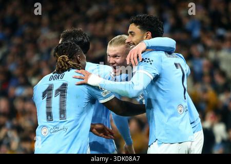 Manchester, Großbritannien. Januar 2026. Erling Haaland aus Manchester City erzielt ein TOR 1-0 und feiert mit Jérémy Doku aus Manchester City beim Spiel Manchester City gegen Galatasaray S.K. UEFA Champions League MD8 im Etihad Stadium, Manchester, England am 28. Januar 2026 Credit: Luke Williams/Every Second Media Credit: Every Second Media/Alamy Live News Stockfoto
