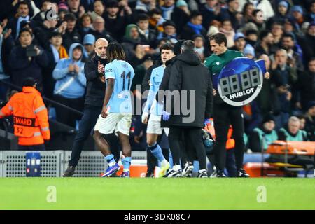 Manchester, Großbritannien. Januar 2026. PEP Guardiola, Manager von Manchester City, spricht mit Jérémy Doku von Manchester City, da er am 28. Januar 2026 für Phil Foden aus Manchester City während des Spiels Manchester City gegen Galatasaray S.K. UEFA Champions League MD8 im Etihad Stadium, Manchester, England, ersetzt wird. Credit: Luke Williams/Every Second Media Credit: Every Second Media/Alamy Live News Stockfoto