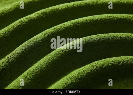 Hochwertige Textur aus Bio-Matcha-Grüntee in welligem Muster Stockfoto