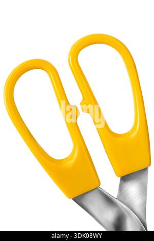 Büroschere gelbe Kunststoffgriffe Nahaufnahme isoliert über weiß Stockfoto