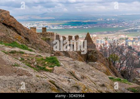 Historische Festungsruinen und malerische urbane Landschaft in Anatolien, Türkei bei Afyonkarahisar. Stockfoto