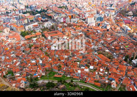 Afyonkarahisar, Türkei - 4. April 2025: Panoramablick auf Afyonkarahisar City mit traditionellen roten Dächern Stockfoto