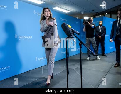 DER HAAG – Dilan Yesilgoz (VVD) trifft zu einem Treffen mit der Informantin Rianne Letschert ein. Die Koalitionsparteien D66, CDA und VVD haben sich auf eine Koalitionsvereinbarung geeinigt. REMKO DE WAAL / ANP niederlande aus - belgien aus Stockfoto