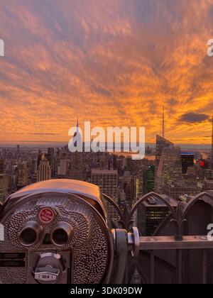 Skyline von New York City bei Sonnenuntergang mit dem Empire State Building, Blick vom Rockefeller Center. Stockfoto
