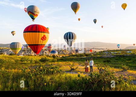 Kappadokien, Türkei - 18. Mai 2025. Junges Paar genießt die Aussicht und fängt den Moment mit dem Handy in Kappadokien ein Stockfoto