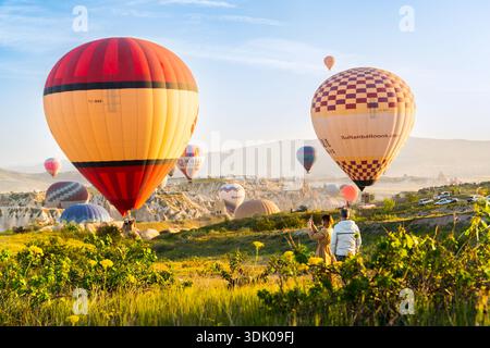 Kappadokien, Türkei - 18. Mai 2025. Junges Paar genießt die Aussicht und fängt den Moment mit dem Handy in Kappadokien ein Stockfoto