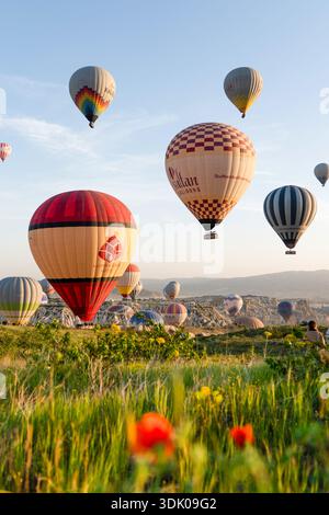 Kappadokien, Türkei - 18. Mai 2025: Spektakulärer Blick auf viele bunte Heißluftballons, die den Himmel füllen Stockfoto