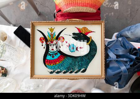Ankara, Türkei - 1. Oktober 2024: Traditionelle türkische Shahmaran Glasmalerei in einem Vintage Gold Rahmen auf dem Ayranci Antiquitätenmarkt Stockfoto