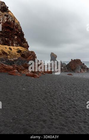 Bizarre schwarze Basalt-Felsformationen in der Bucht von Dritvík, Djúpalónssandur, Snæfellsnes, Island. Stockfoto