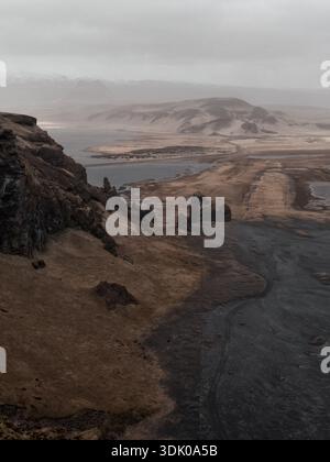 Luftpanorama über dramatische Landschaft mit Black Sand Beach, Bergen und Ozean in Island Stockfoto