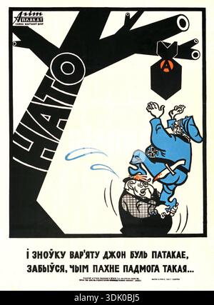 Dieses alte sowjetische Propagandaplakat aus dem Jahr 1969, wahrscheinlich von A. Churkin mit Text von G. Klyavko, zeigt eine Karikatur eines deutschen Soldaten oder Generals, der von John Bull unterstützt wird, während eine Bombe mit der Aufschrift „A“ (Anarchie oder Atomkraft) an einem Baum hängt, auf dem „NATO“ steht. Die visuelle Metapher deutet auf die gefährliche und destabilisierende Natur westlicher Bündnisse und des Militarismus hin, wie sie von der sowjetischen Propaganda wahrgenommen werden. Stockfoto