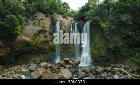 Majestätischer Wasserfall über felsige Klippen im tropischen Wald in Costa Rica. Stockfoto