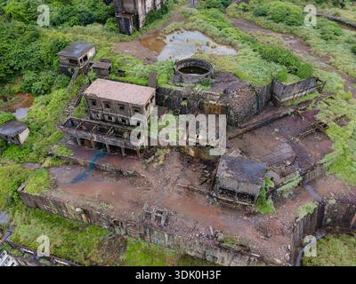 Aus der Vogelperspektive des verlassenen 13 Ebenen Bergbaus in der Nähe von Jiufen, Taiwan, zeigt geschichtete Industrieruinen und Betonkonstruktionen Stockfoto