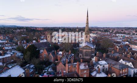 Drohnenflug von Shrewsbury Town mit historischen Kirchen, Dächern und urbaner Landschaft bei Sonnenaufgang Stockfoto
