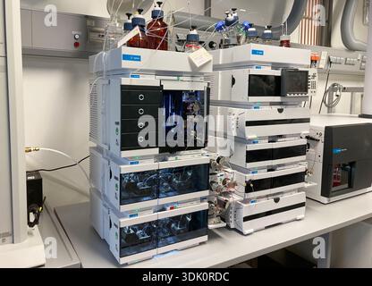 PRODUKTION - 14. Oktober 2025, Berlin: Im Landeslabor Berlin befindet sich ein Hochleistungs-Flüssigkeitschromatograph in Verbindung mit einem Flugzeitmassenspektrometer zur Analyse von Laborproben. Nahrungsergänzungsmittel werden im Rahmen der amtlichen Lebensmittelüberwachung im Landeslabor Berlin auf ihre Sicherheit getestet. Foto: Mia Bucher/dpa Stockfoto