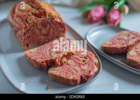 Frisch gebackener Kuchen aus rotem Samt auf einem Tisch Stockfoto
