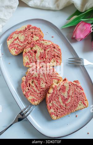 Frisch gebackener Kuchen aus rotem Samt auf einem Tisch Stockfoto