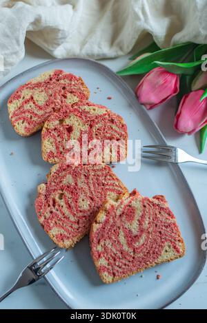 Frisch gebackener Kuchen aus rotem Samt auf einem Tisch Stockfoto