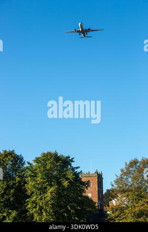Ein kommerzielles Flugzeug, das über Knutsford, Cheshire, England fliegt Stockfoto