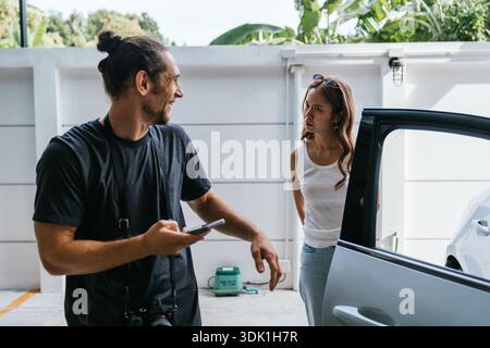 Mann und Frau, die sich im Freien unterhalten Stockfoto