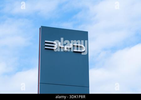 Tamworth, Staffordshire, Großbritannien – 28. Januar 2026: Externes Schild von BYD, einem chinesischen Elektroautos-Unternehmen in einem Händler in Großbritannien Stockfoto