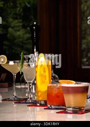 Lebhafte Auswahl an Craft-Cocktails an einem Bartheken Stockfoto
