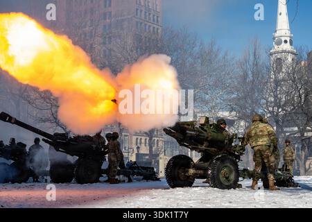 Soldaten der US-Armee, mit Batterie, 3-112th Field Artillery, New Jersey Army National Guard, feuern M119A3 Haubitzen für den 19-Kanonen-Gruß während des Eingangs Stockfoto