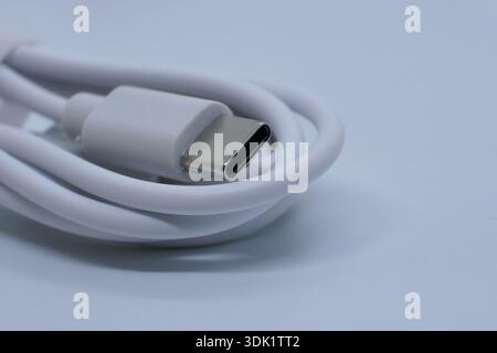 Nahaufnahme eines weißen USB-C-Ladekabels, isoliert auf einem sauberen weißen Hintergrund. Modernes technisches Zubehör für schnelles Laden und Datenübertragung für Smartphon Stockfoto