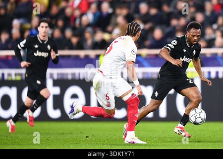 Monaco, Monaco. Januar 2026. MONACO, MONACO - 28. JANUAR: Thilo Kehrer von AS Monaco kämpft am 28. Januar 2026 in Monaco gegen Lois Openda von Juventus FC beim Spiel der UEFA Champions League 2025/26 Phase MD8 zwischen AS Monaco und Juventus im Stade Louis II. Um den Ball. (Foto: Alberto Gandolfo/BSR Agency) Credit: BSR Agency/Alamy Live News Stockfoto