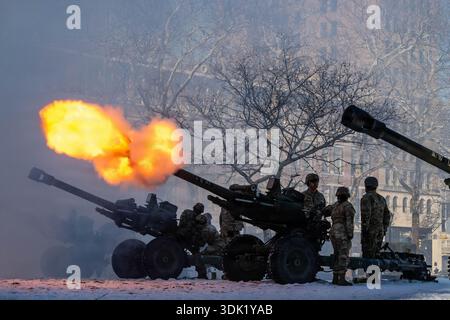 Soldaten der US-Armee, mit Batterie, 3-112th Field Artillery, New Jersey Army National Guard, feuern M119A3 Haubitzen für den 19-Kanonen-Gruß während des Eingangs Stockfoto