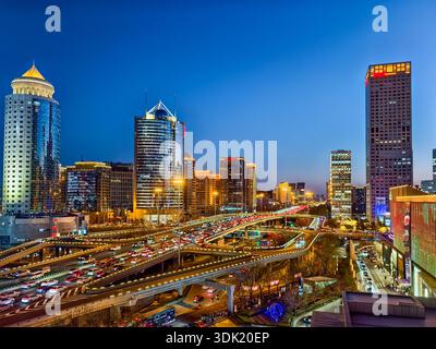 Lebhafter Nachtblick auf die Guomao-Brücke und die Skyline von Peking Stockfoto