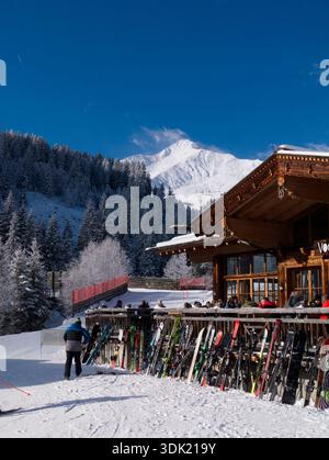 Skifahrer im Bergrestaurant in der Nähe von Mayrhofen, Österreich Stockfoto