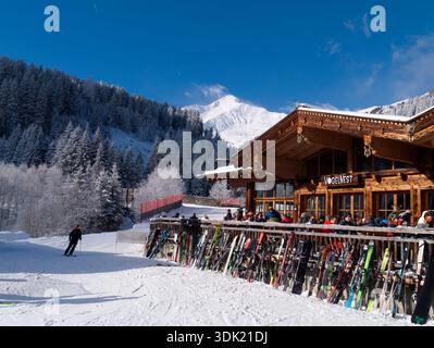 Skifahrer im Bergrestaurant in der Nähe von Mayrhofen, Österreich Stockfoto