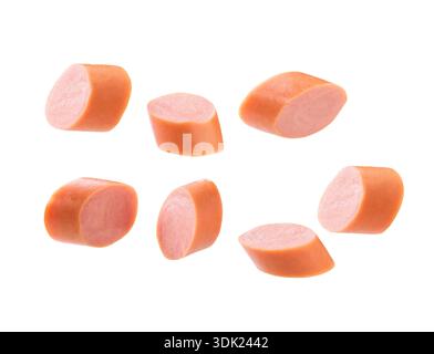 Wurstscheiben isoliert auf weißem Hintergrund, volle Schärfentiefe. Gekochte Wurstscheiben isoliert auf weißem Hintergrund. Stockfoto