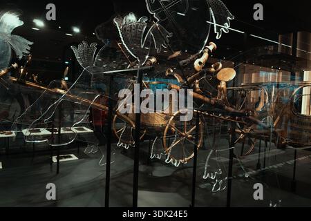 Innenansicht des Großen Ägyptischen Museums in Gizeh und der Schätze des Tutanchamun-Grabes Stockfoto