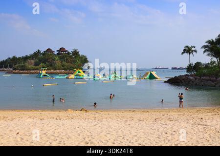 SINGAPUR STADT, SINGAPUR - 13. MÄRZ 2024: Besucher besuchen Palawan Beach auf der Insel Sentosa in Singapur. Stockfoto
