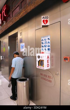 SINGAPUR STADT, SINGAPUR - 13. MÄRZ 2024: Automatisierter externer Defibrillator AED-Einheit – medizinische Notfallausrüstung in einem öffentlichen Gebäude in Singapur. Stockfoto