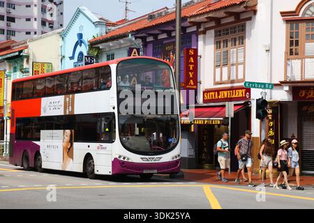 SINGAPUR CITY, SINGAPUR - 11. MÄRZ 2024: Die Menschen fahren mit einem Doppeldeckerbus im Stadtteil Little India in Singapur City. Busverbindungen von Singapur Stockfoto