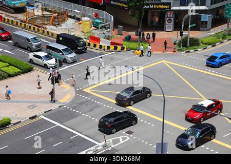 SINGAPUR CITY, SINGAPUR - 11. MÄRZ 2024: Middle Road Traffic im Stadtteil Rochor in Singapur City. Stockfoto