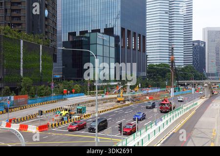 SINGAPUR STADT, SINGAPUR - 11. MÄRZ 2024: Beach Road Traffic im Stadtteil Bras Basah in Singapur City. Stockfoto