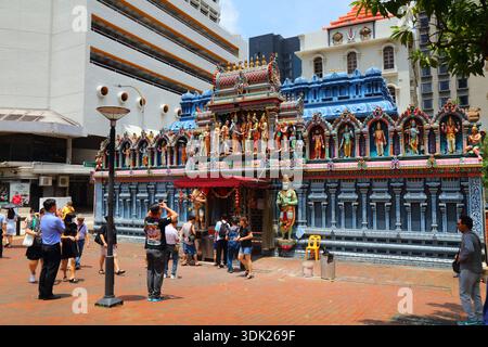SINGAPUR STADT, SINGAPUR - 11. MÄRZ 2024: Menschen besuchen den Sri Krishnan Tempel in der Waterloo Street in Singapur Stadt. Stockfoto