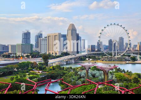 SINGAPUR CITY, SINGAPUR - 11. MÄRZ 2024: Skyline der Innenstadt von Singapur über die Marina Bay. Marina Centre. Stockfoto