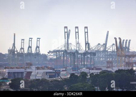 SINGAPUR CITY, SINGAPUR - 11. MÄRZ 2024: Infrastruktur des Hafens von Singapur, eines der meistbesuchten Schiffshäfen der Welt. Stockfoto