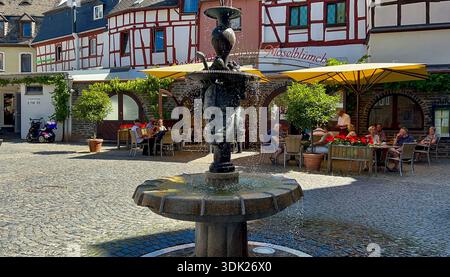 Bernkastel-Kues Marktplatz: Michaelsbrunnen mit Fachwerkhäusern und Café Stockfoto