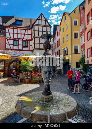 Bernkastel-Kues Marktplatz: Michaelsbrunnen mit Fachwerkhäusern und Café Stockfoto